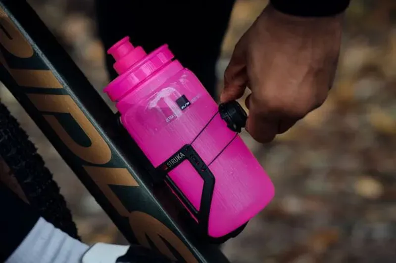 Elite Struka Bottle Cage In Black-2