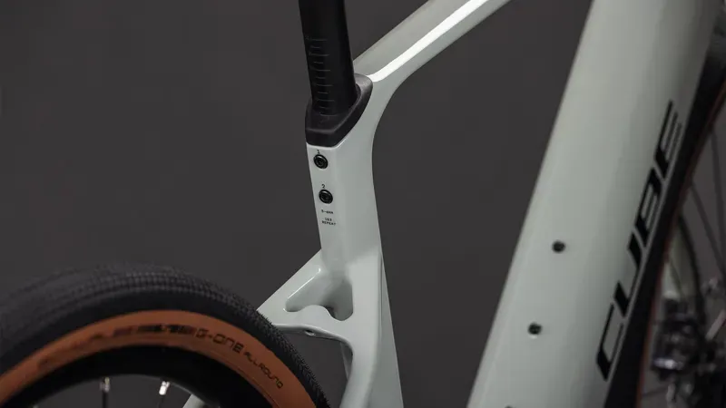 Cube Nuroad Hybrid C:62 Race 400x E-Gravel Bike in Reed Beige/Black-3